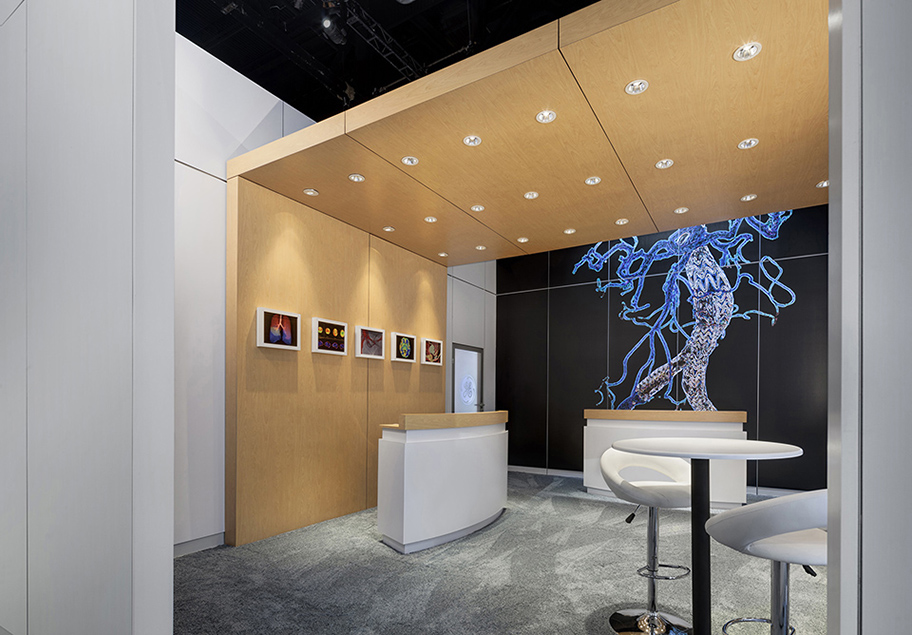 We developed this quiet area for VIP customers to arrange meetings with GE Healthcare experts in surrounding conference rooms.